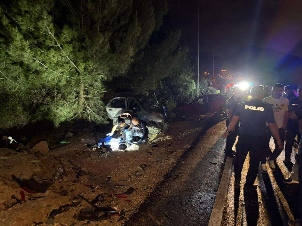 İki araç çarpıştı, karı-koca can verdi! 4 yaşındaki çocukları hastanede 13